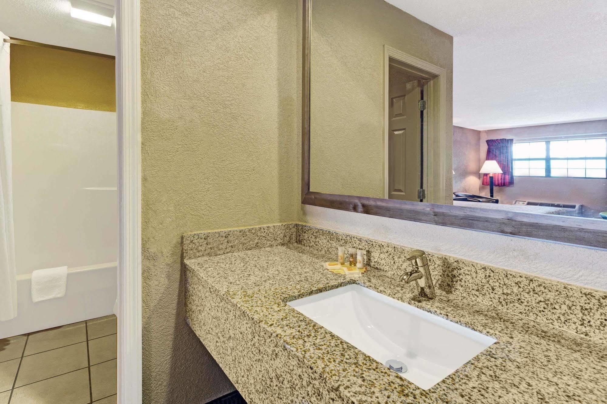 Days Inn By Wyndham Cherokee Near Casino Bagian luar foto