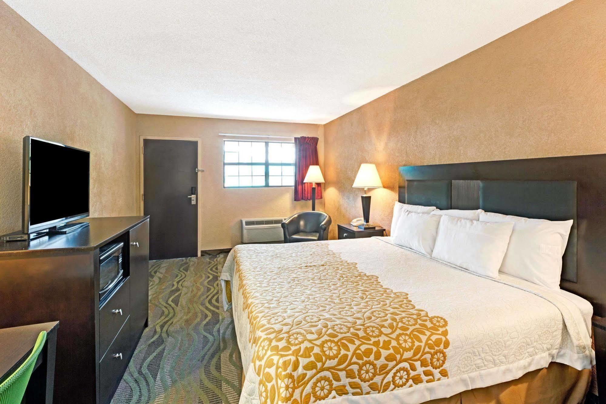 Days Inn By Wyndham Cherokee Near Casino Bagian luar foto